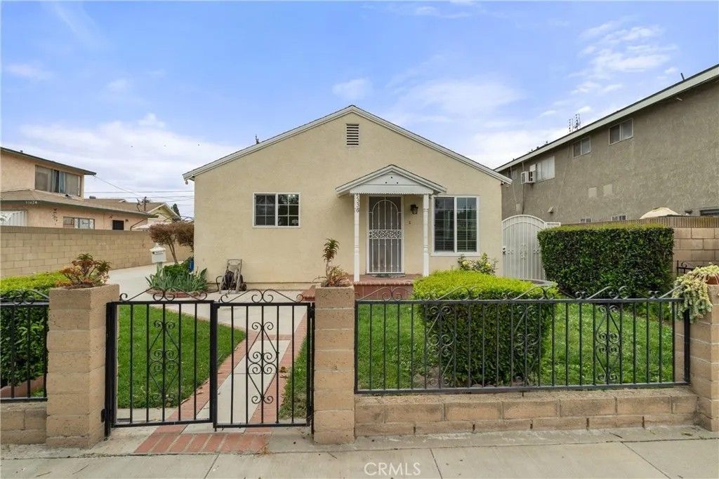 Photo of 5336 Olive Ave, Long Beach, CA 90805 (MLS # DW26068814)