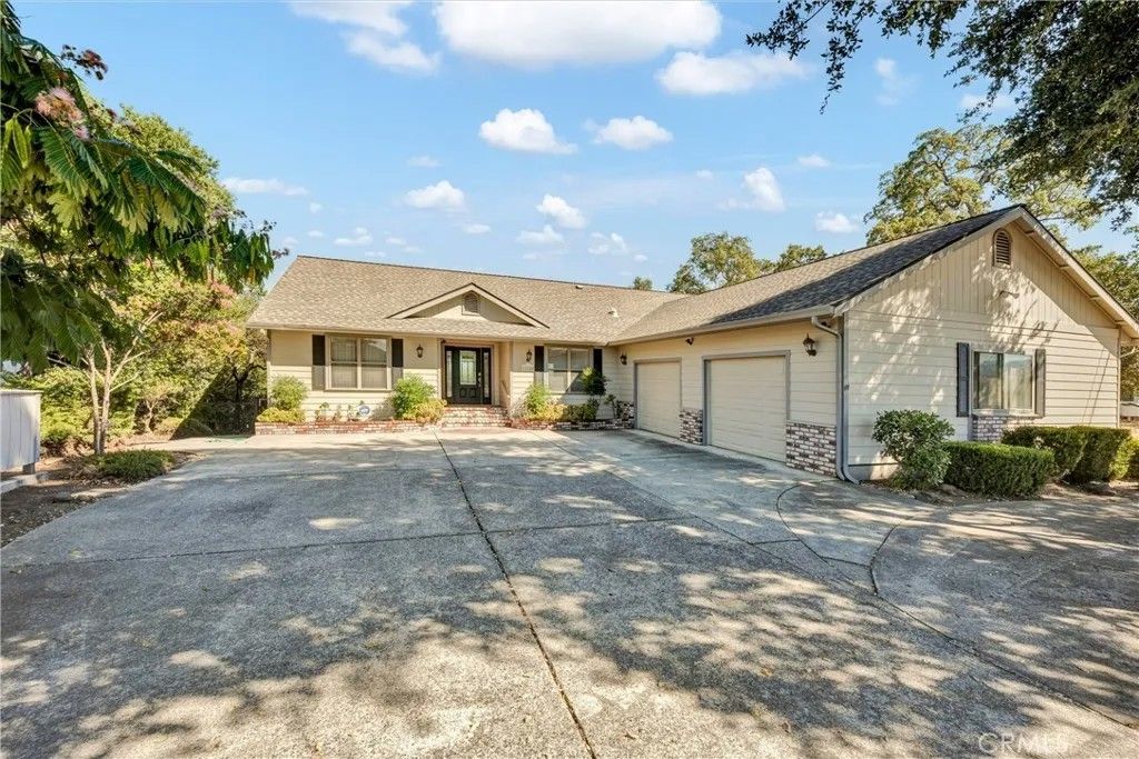 Photo of 17120 Knollview Drive, Hidden Valley Lake, CA 95467 (MLS # LC26045594)