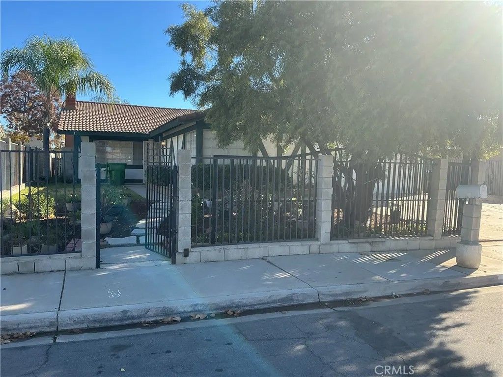 Photo of 12674 Shadybend Dr, Moreno Valley, CA 92553 (MLS # IV25274974)