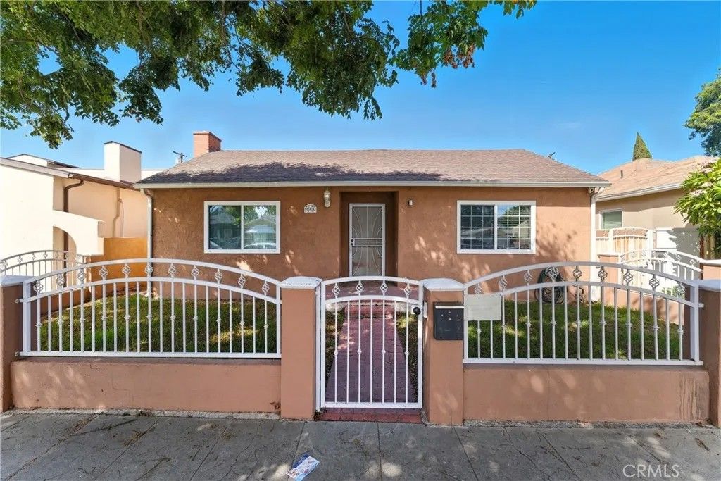 Photo of 155 E Barclay St, Long Beach, CA 90805 (MLS # DW25241857)