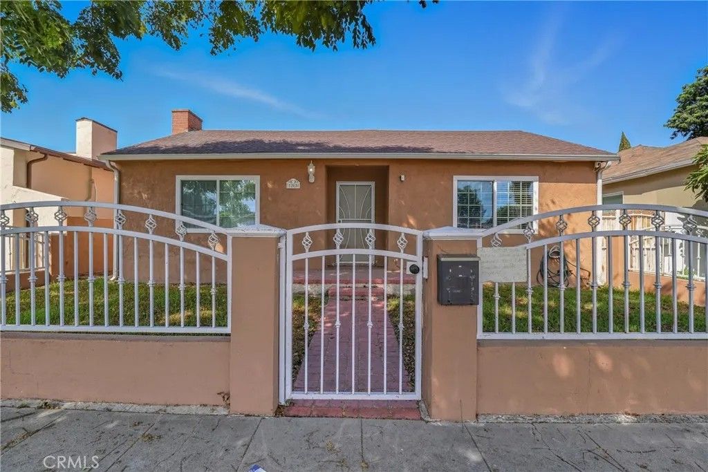 Photo of 155 E Barclay St, Long Beach, CA 90805 (MLS # DW25241857)