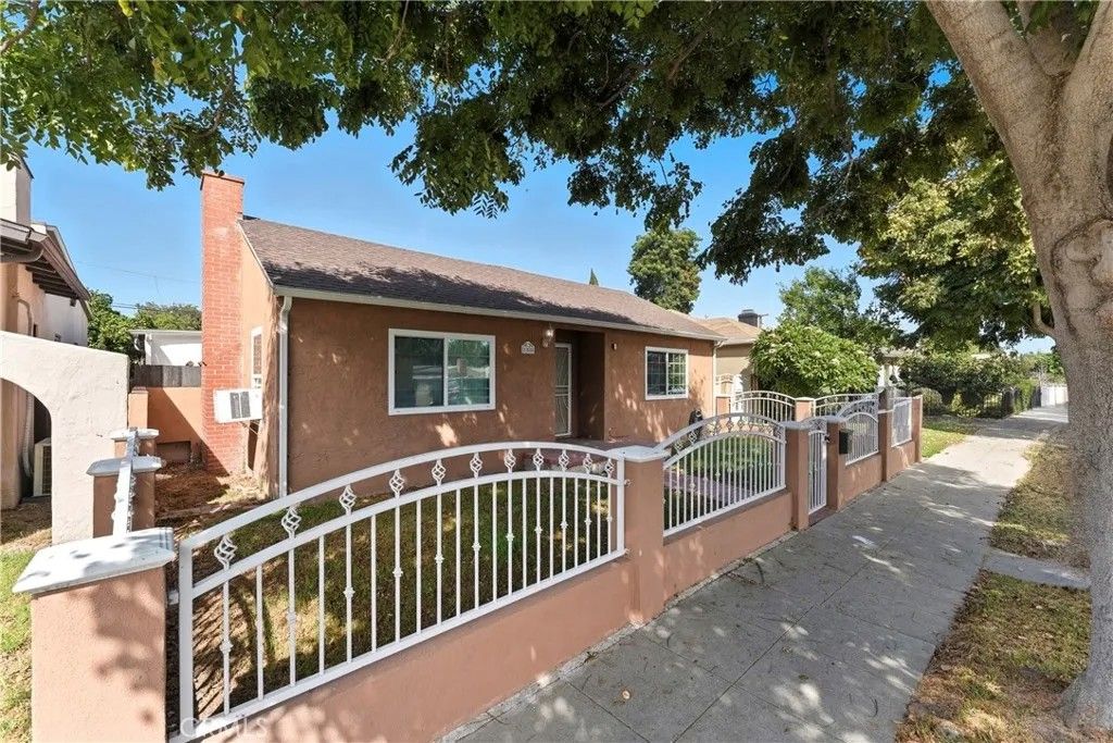 Photo of 155 E Barclay St, Long Beach, CA 90805 (MLS # DW25241857)