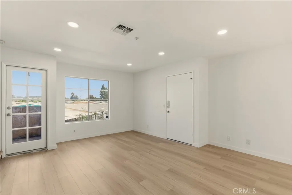 8615 Beverly 6