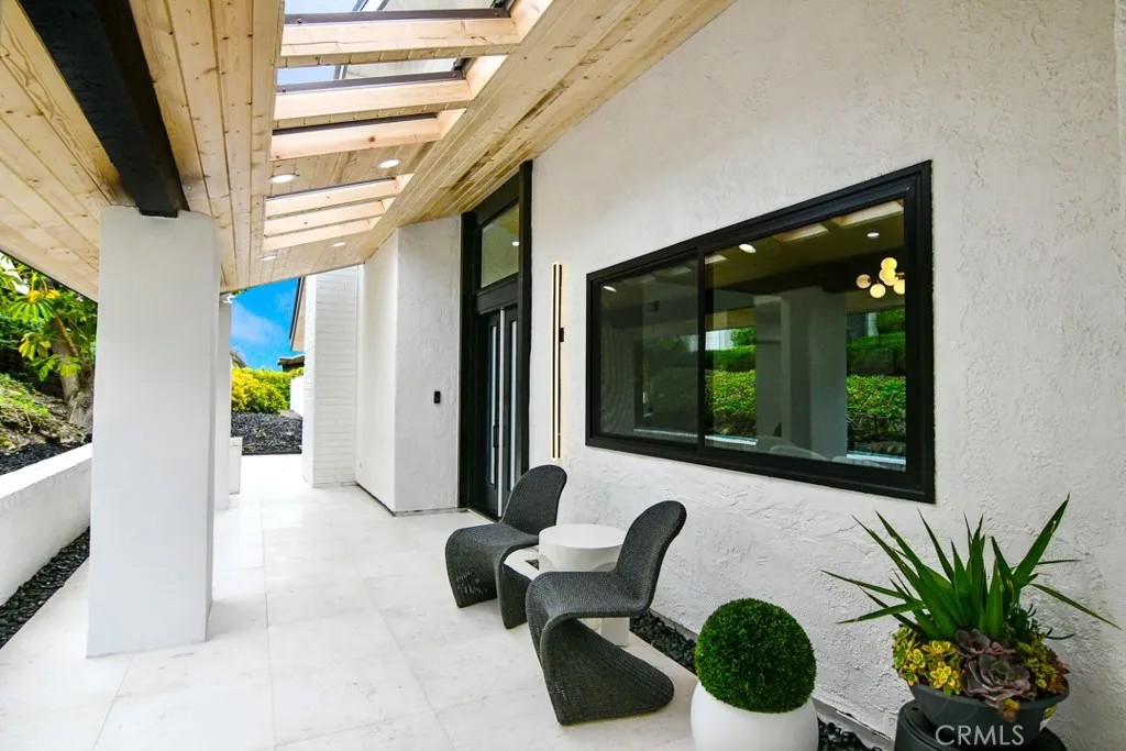 10 White Water Drive