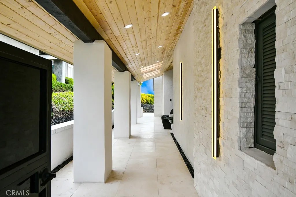 10 White Water Drive