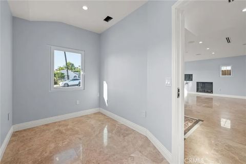 Tiny photo for 1362 Linden Avenue, Glendale, CA 91201 (MLS # GD25238119)