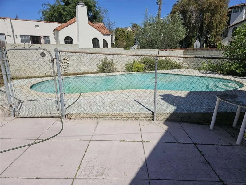 2642 Manning Avenue
