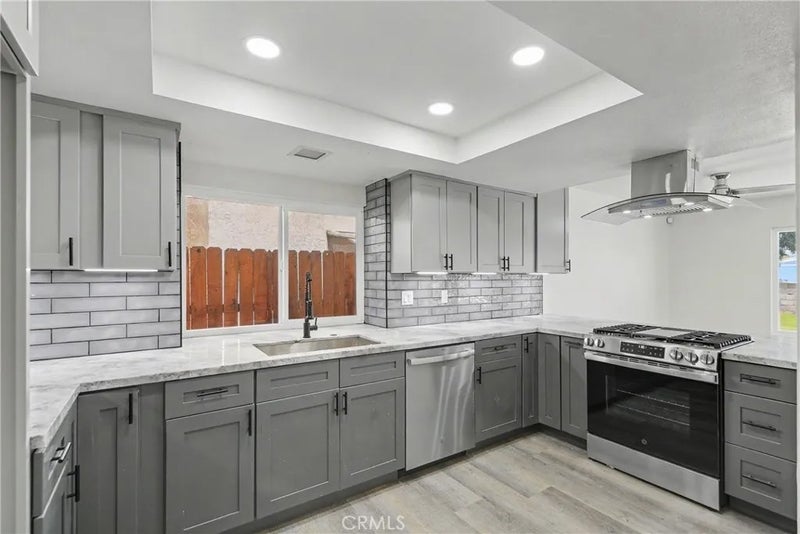 11820 Bayless