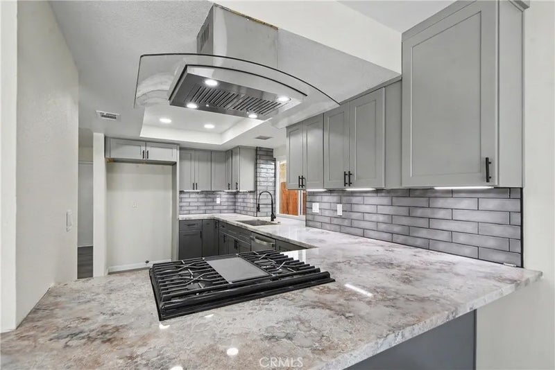 11820 Bayless