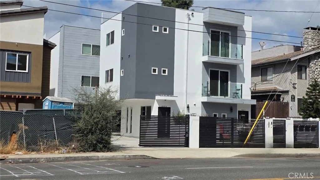 Photo of 6845 N Haskell Avenue #1, Lake Balboa, CA 91406 (MLS # SR26005425)