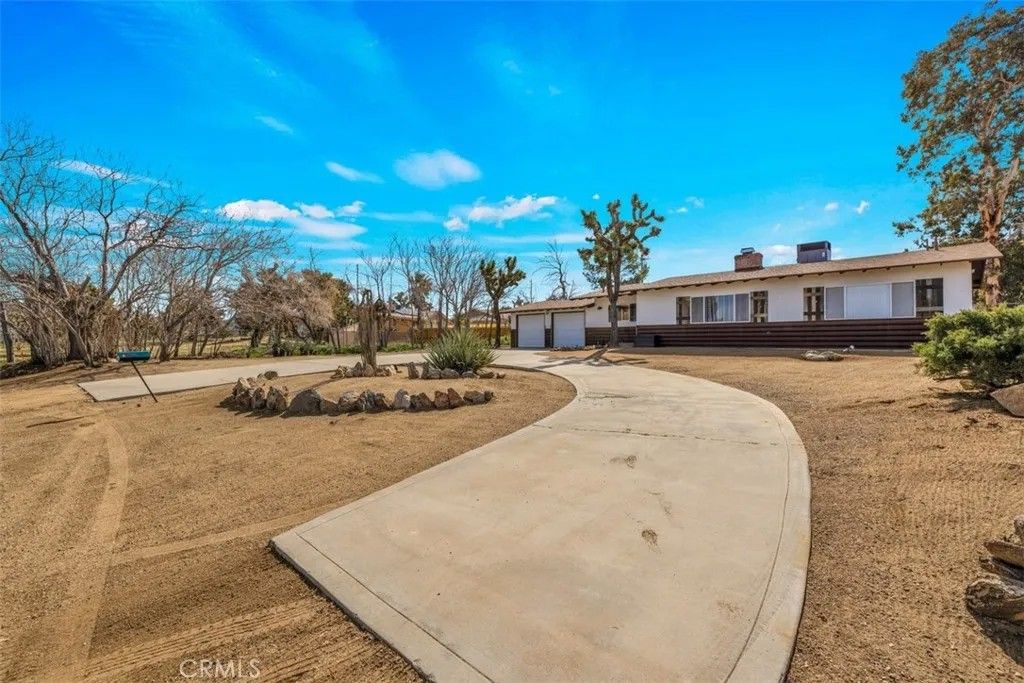 Photo of 56857 Anaconda Drive, Yucca Valley, CA 92284 (MLS # JT26039976)