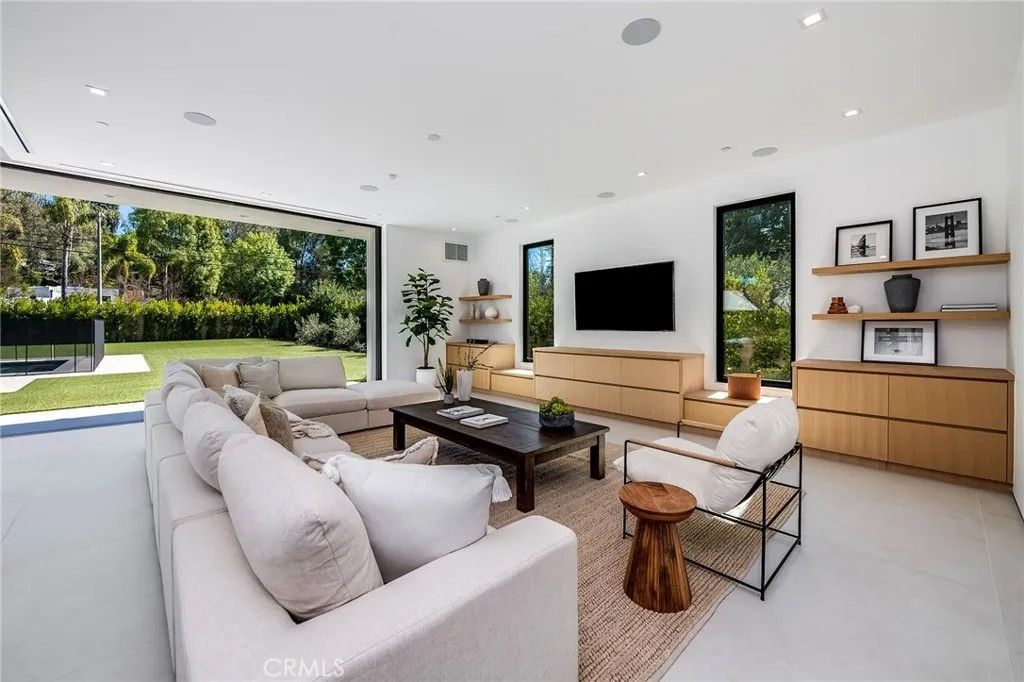 Photo of 4930 Palomar Drive, Tarzana, CA 91356 (MLS # SR26082875)