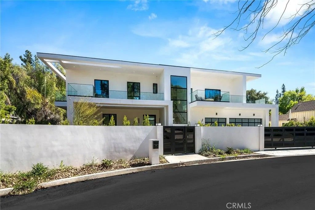 Photo of 4930 Palomar Drive, Tarzana, CA 91356 (MLS # SR26082875)