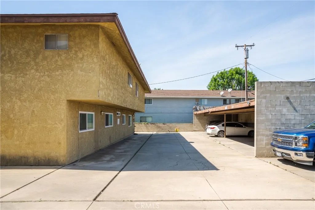 215 E Navilla Place