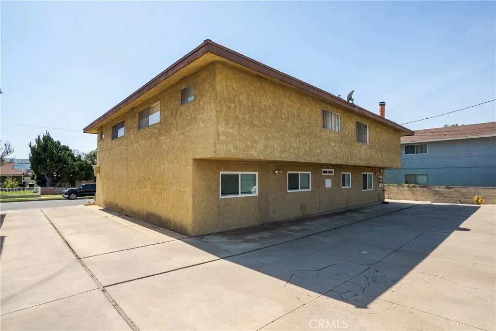 215 E Navilla Place