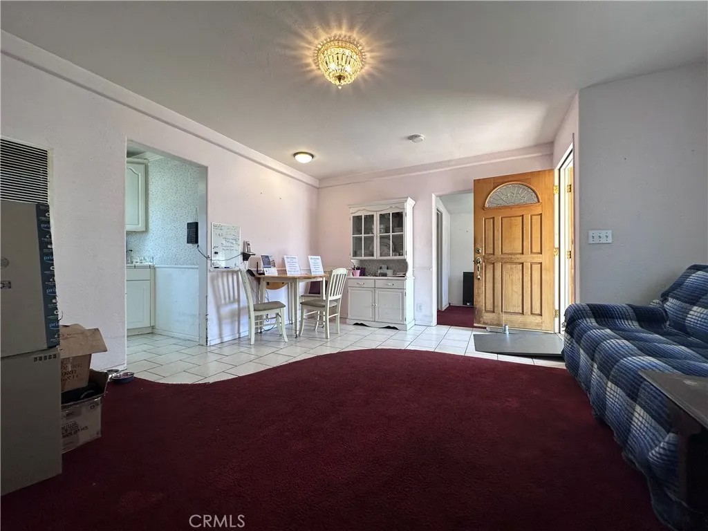 103 E Mariposa