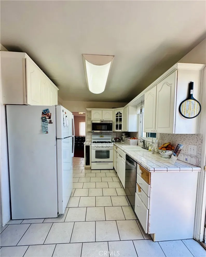 103 E Mariposa