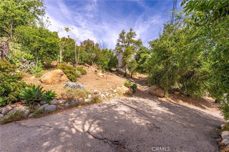 8657 VALLEY CIRCLE