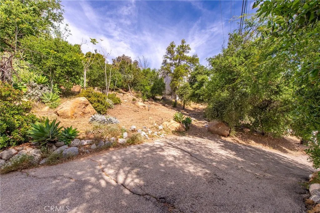 8657 VALLEY CIRCLE