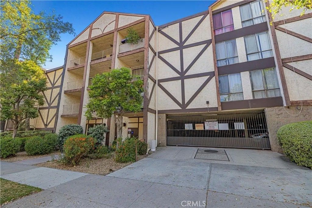Photo of 125 N Allen Avenue #213, Pasadena, CA 91106 (MLS # GD26070853)