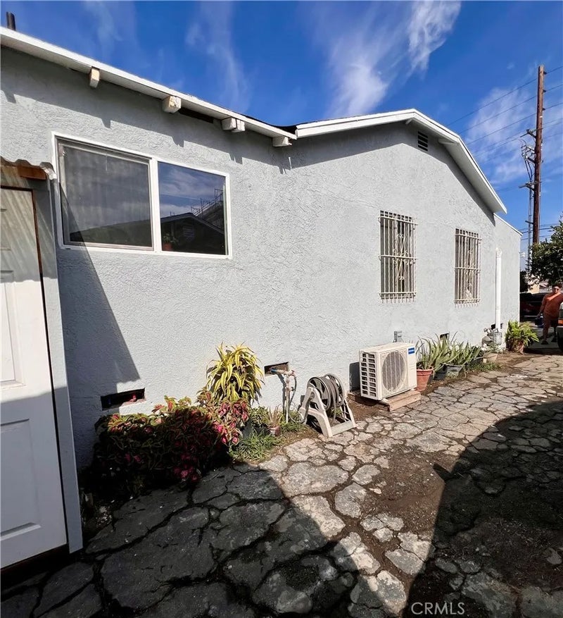 1474 W Compton