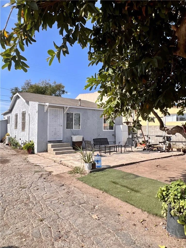 1474 W Compton