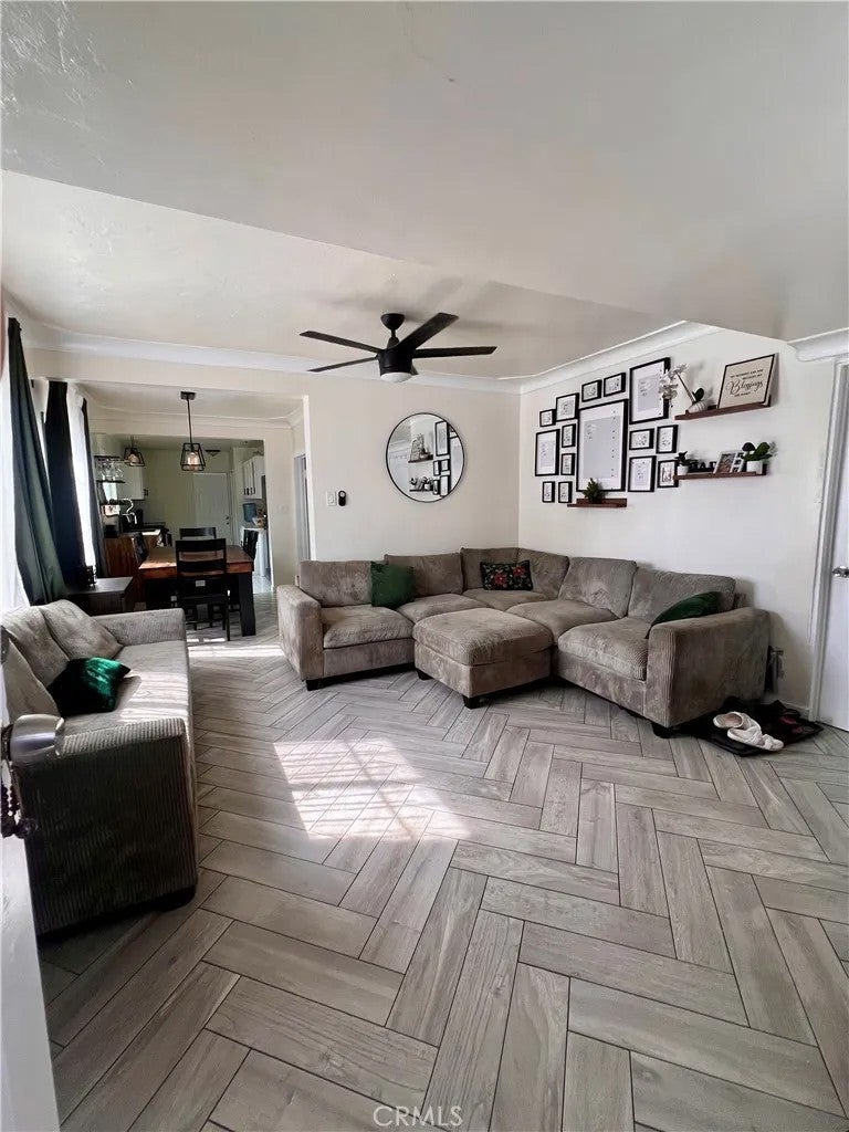 1474 W Compton