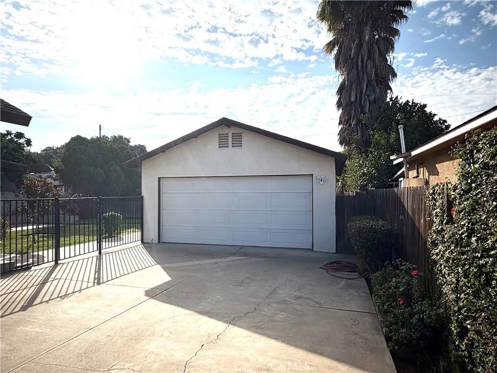 1572 Hillcrest