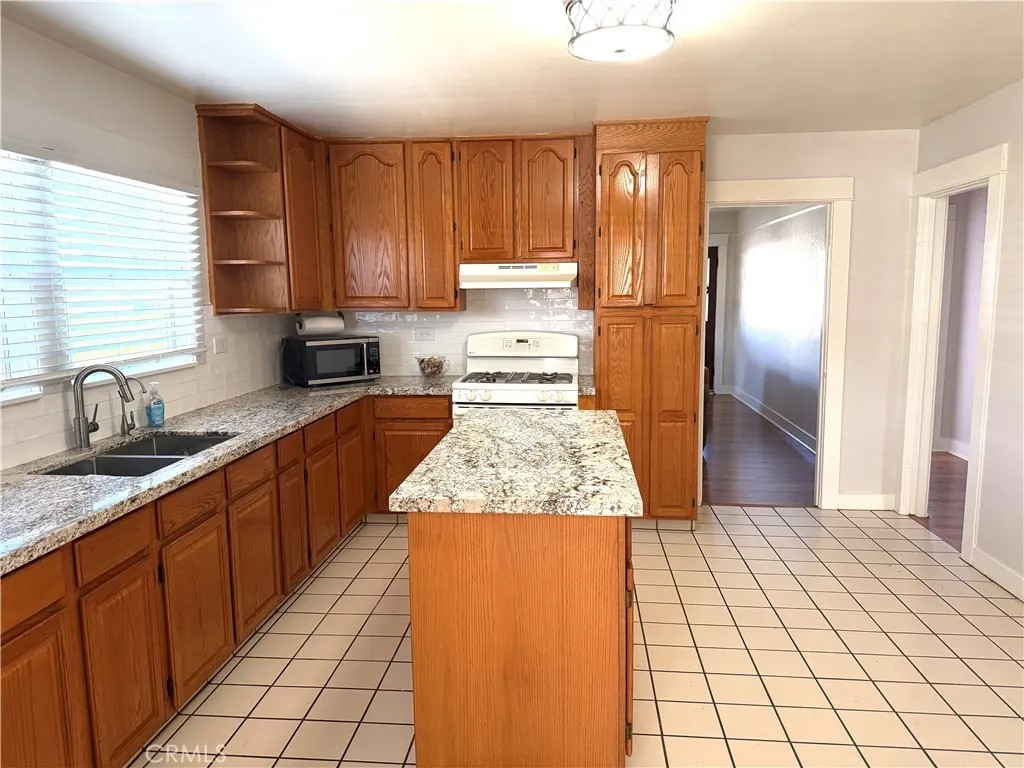 1572 Hillcrest