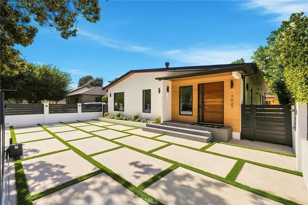 Photo of 14627 Huston ST, Sherman Oaks, CA 91403 (MLS # SR26158016)