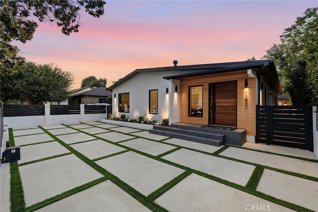 Photo of 14627 Huston ST, Sherman Oaks, CA 91403 (MLS # SR26158016)