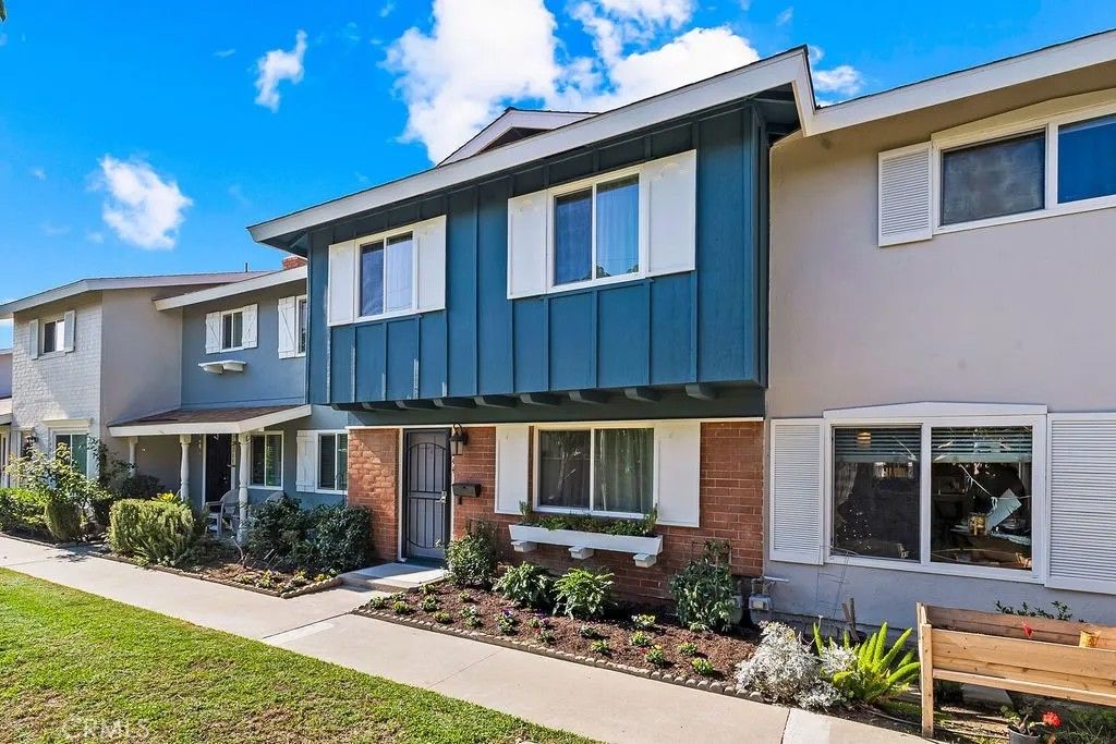 Photo of 19844 Berkshire Ln, Huntington Beach, CA 92646 (MLS # OC25268577)