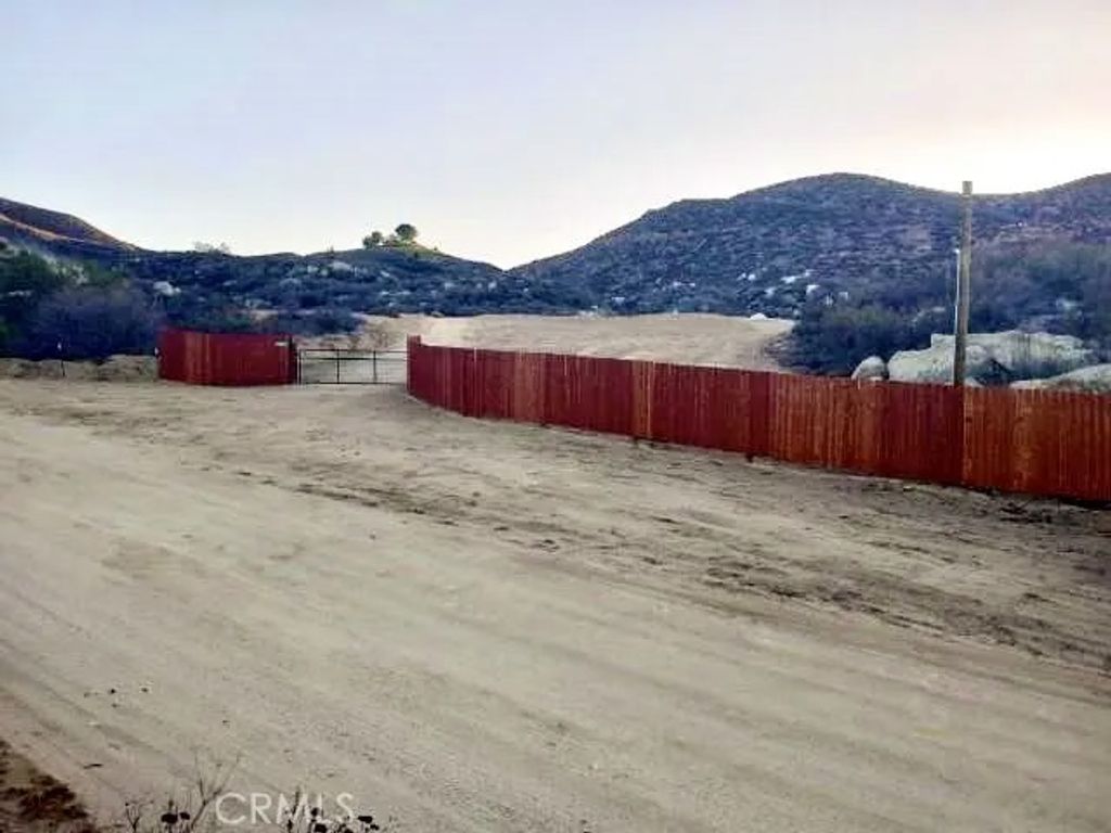 Photo of 47422 De Portola, Hemet, CA 92544 (MLS # PW26015287)