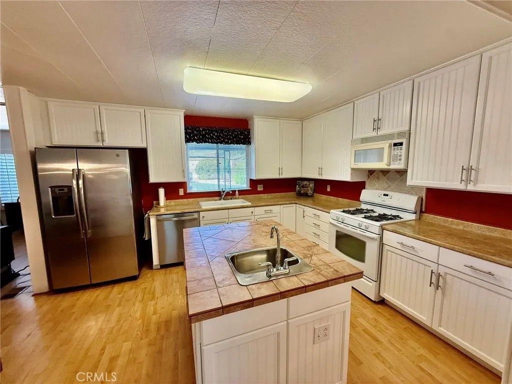 Photo of 7501 Palm Ave #100, Yucca Valley, CA 92284 (MLS # JT26065655)