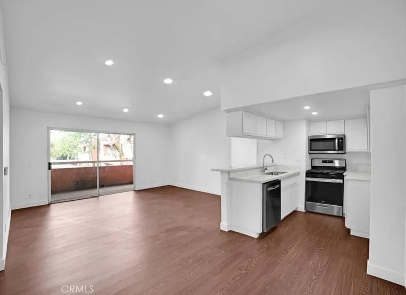 12601 Van Nuys 241