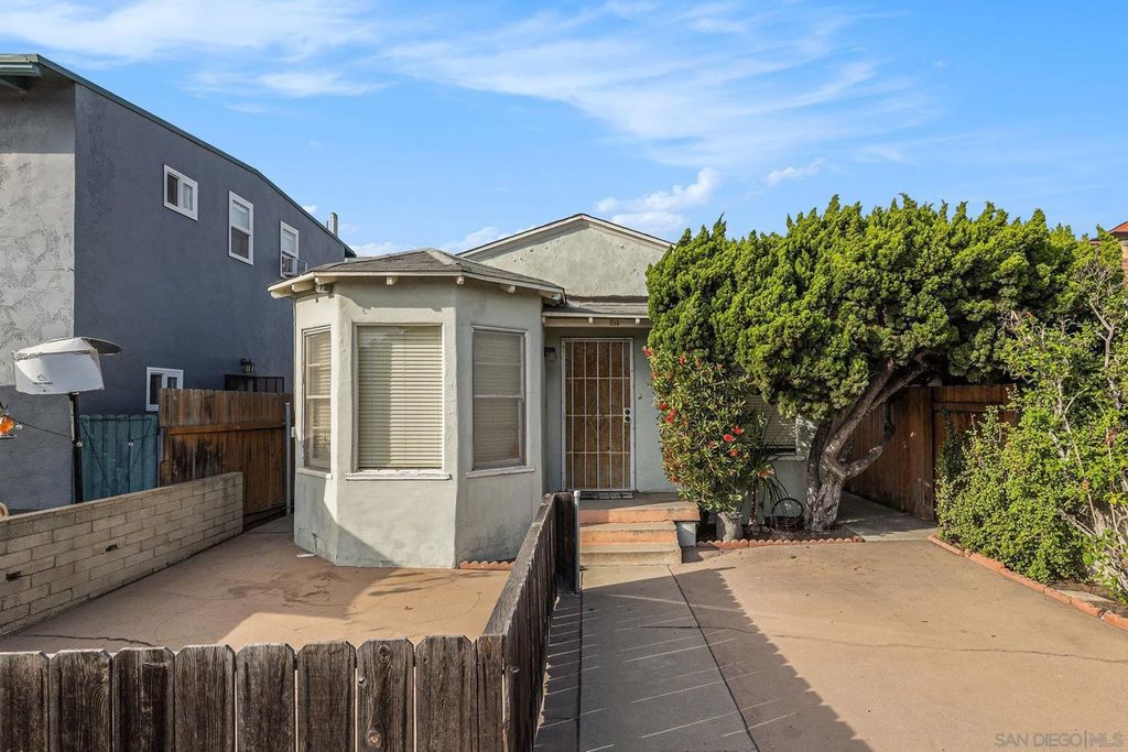 Photo of 814-816 San Luis Rey Place, San Diego, CA 92109 (MLS # 250041608)