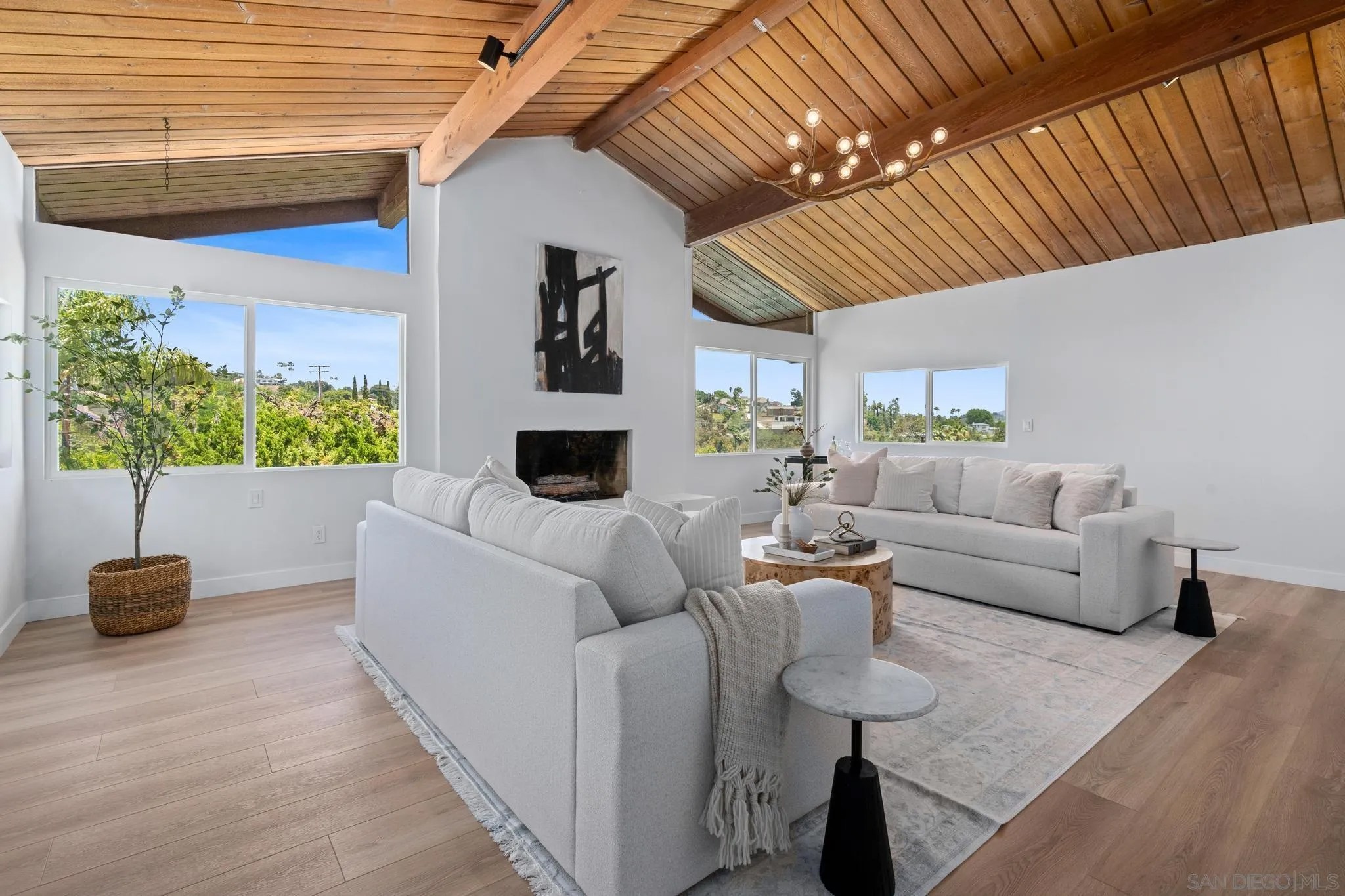 4242 Avenida Gregory