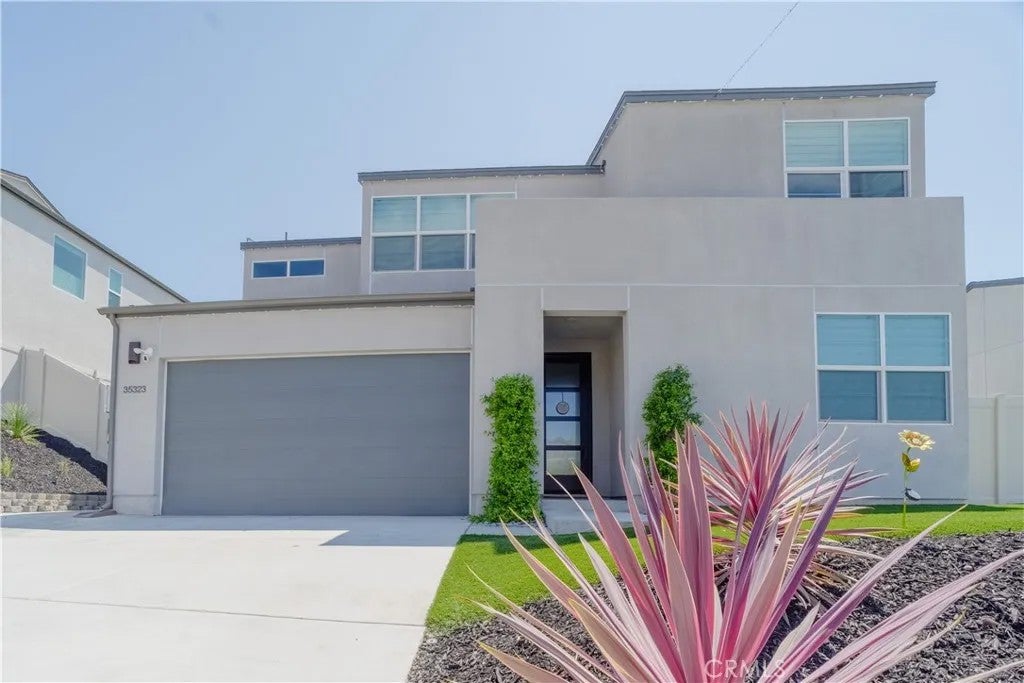 Photo of 35323 Orchard Trail, Fallbrook, CA 92028 (MLS # SW26067457)