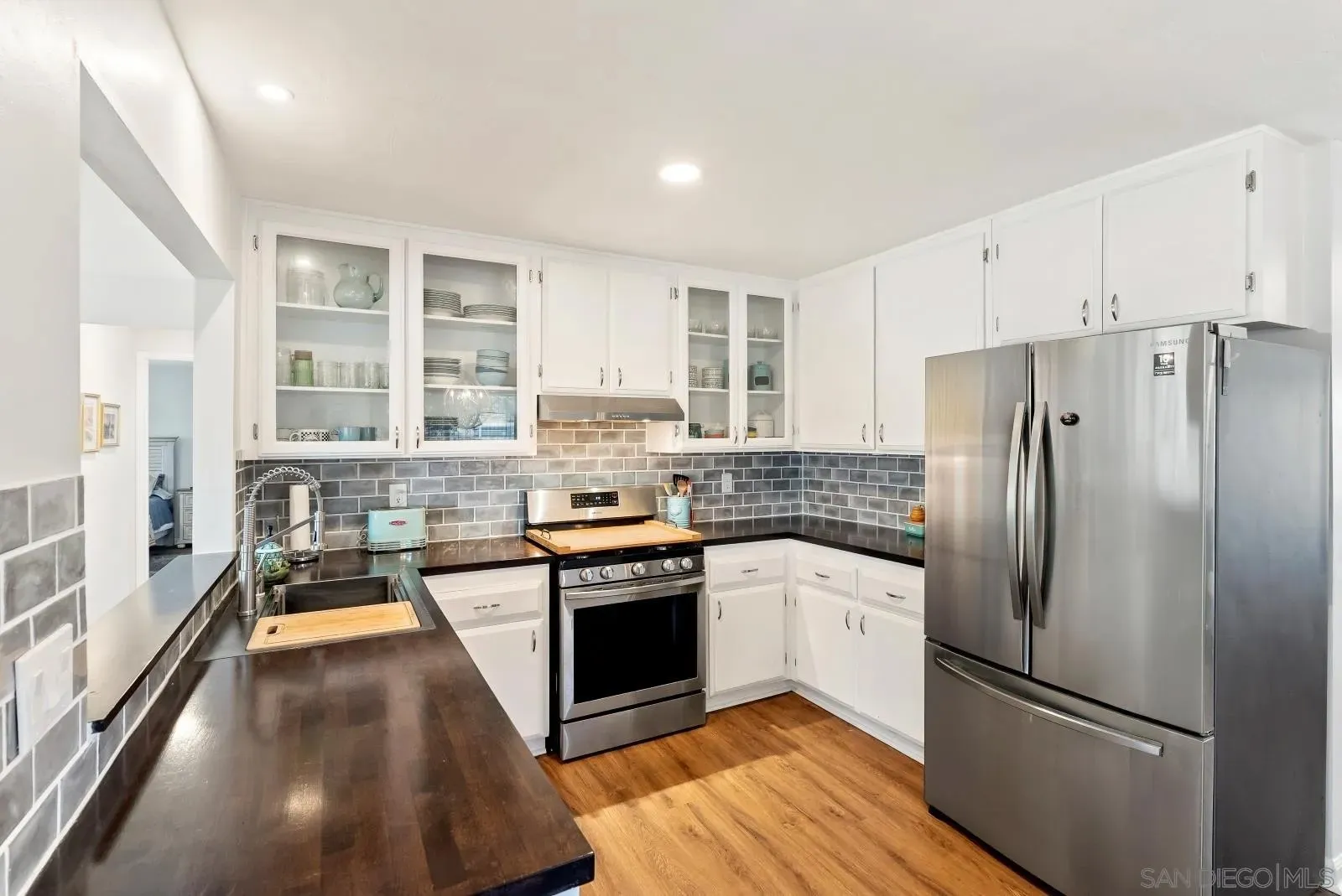 San Diego, California 92122, United States, 4 Bedrooms Bedrooms, ,3 BathroomsBathrooms,Residential,Pending,230543