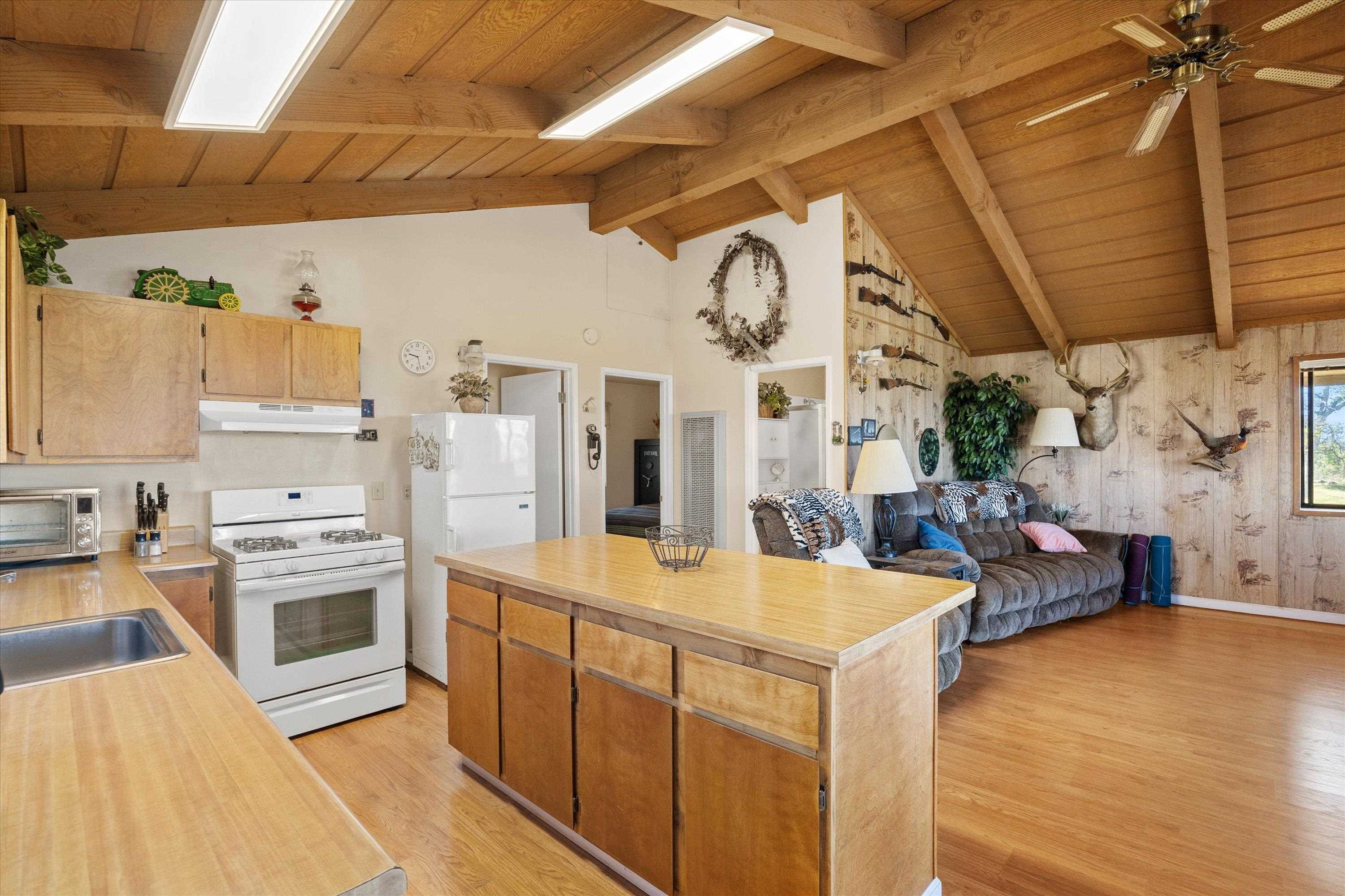 Paynes Creek, California, 96075, United States, 3 Bedrooms Bedrooms, ,2 BathroomsBathrooms,Residential,Active,2031781