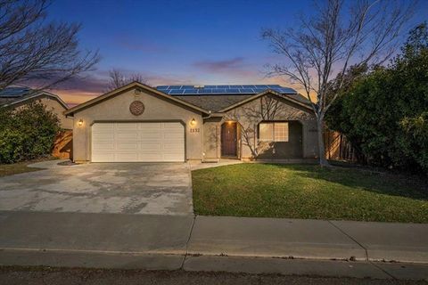 Photo of 2132 Reta Way, Red Bluff, CA 96080 (MLS # 20260143)