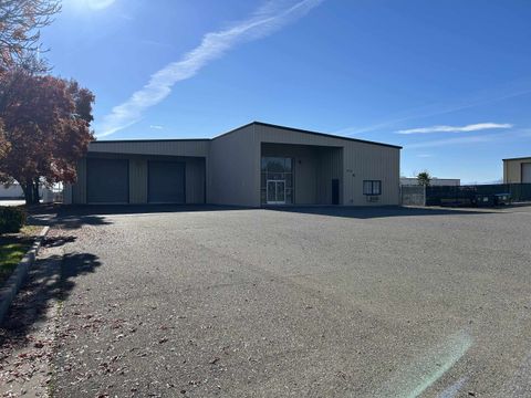 Photo of 1011 Vista Way, Red Bluff, CA 96080 (MLS # 20260632)