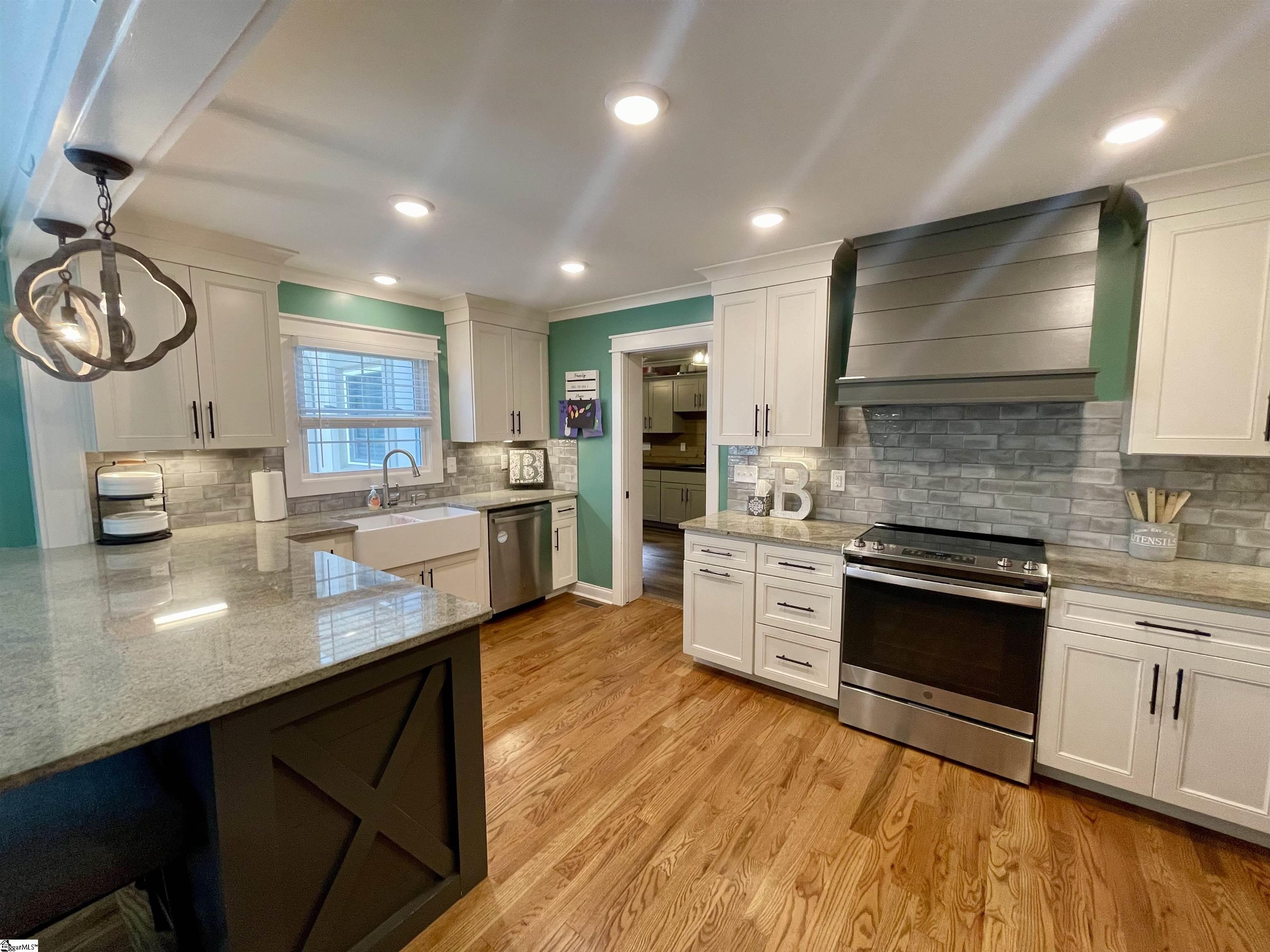 Clinton, South Carolina 29325, United States, 5 Bedrooms Bedrooms, ,4 BathroomsBathrooms,Residential,Contingent,7754