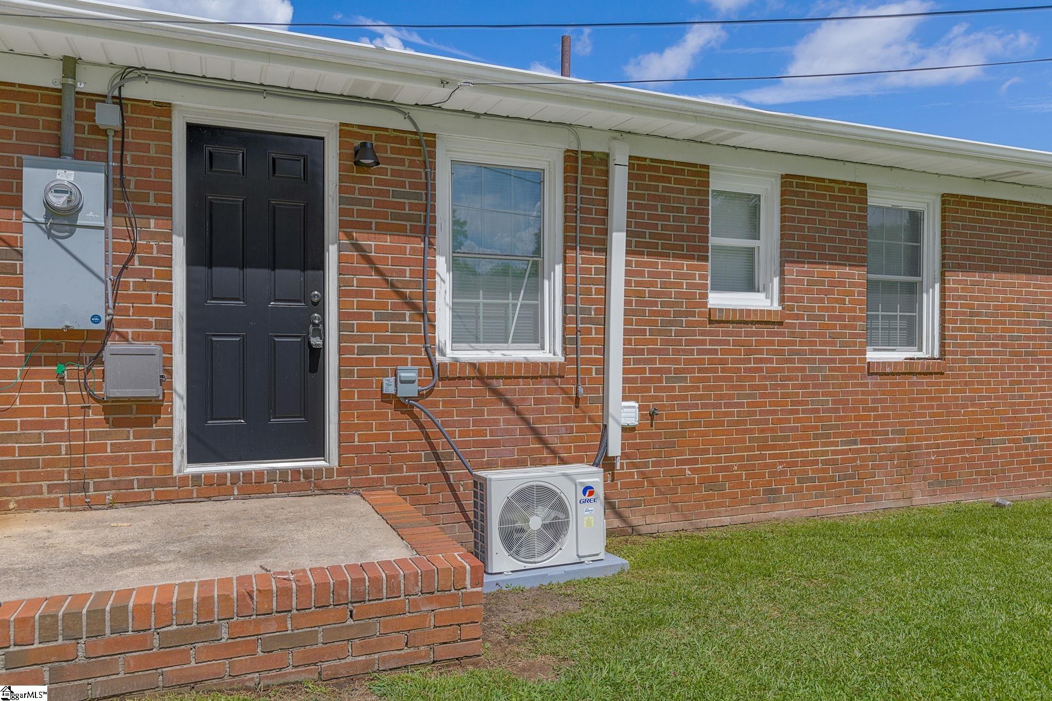 Fountain Inn, South Carolina 29644, United States, 8 Bedrooms Bedrooms, ,4 BathroomsBathrooms,Residential,Contingent,25571