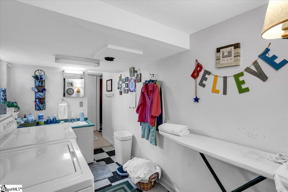 Greenville, South Carolina 29605, United States, 4 Bedrooms Bedrooms, ,2 BathroomsBathrooms,Residential,Contingent,12297