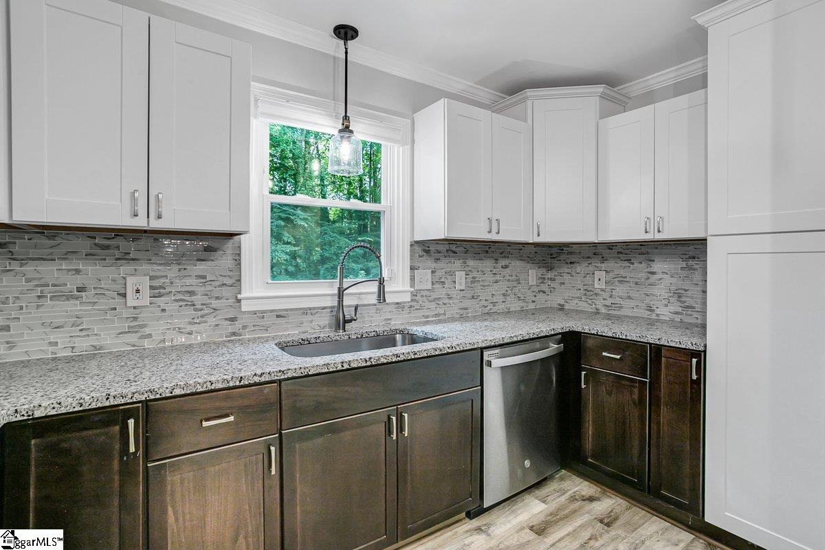 Greenville, South Carolina 29605, United States, 3 Bedrooms Bedrooms, ,1 BathroomBathrooms,Residential,Contingent,51052