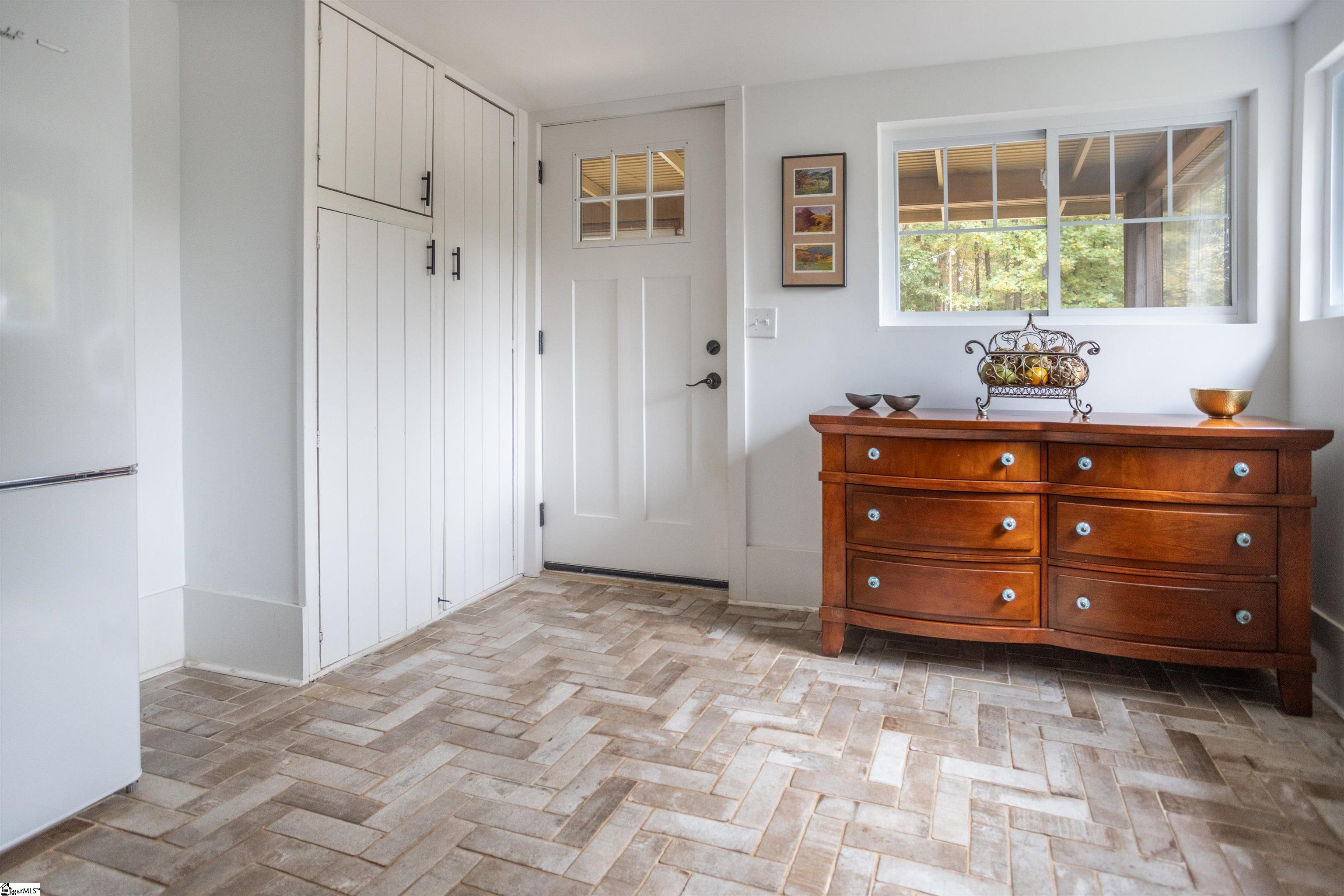 Greenville, South Carolina 29609, United States, 2 Bedrooms Bedrooms, ,2 BathroomsBathrooms,Residential,Contingent,21132