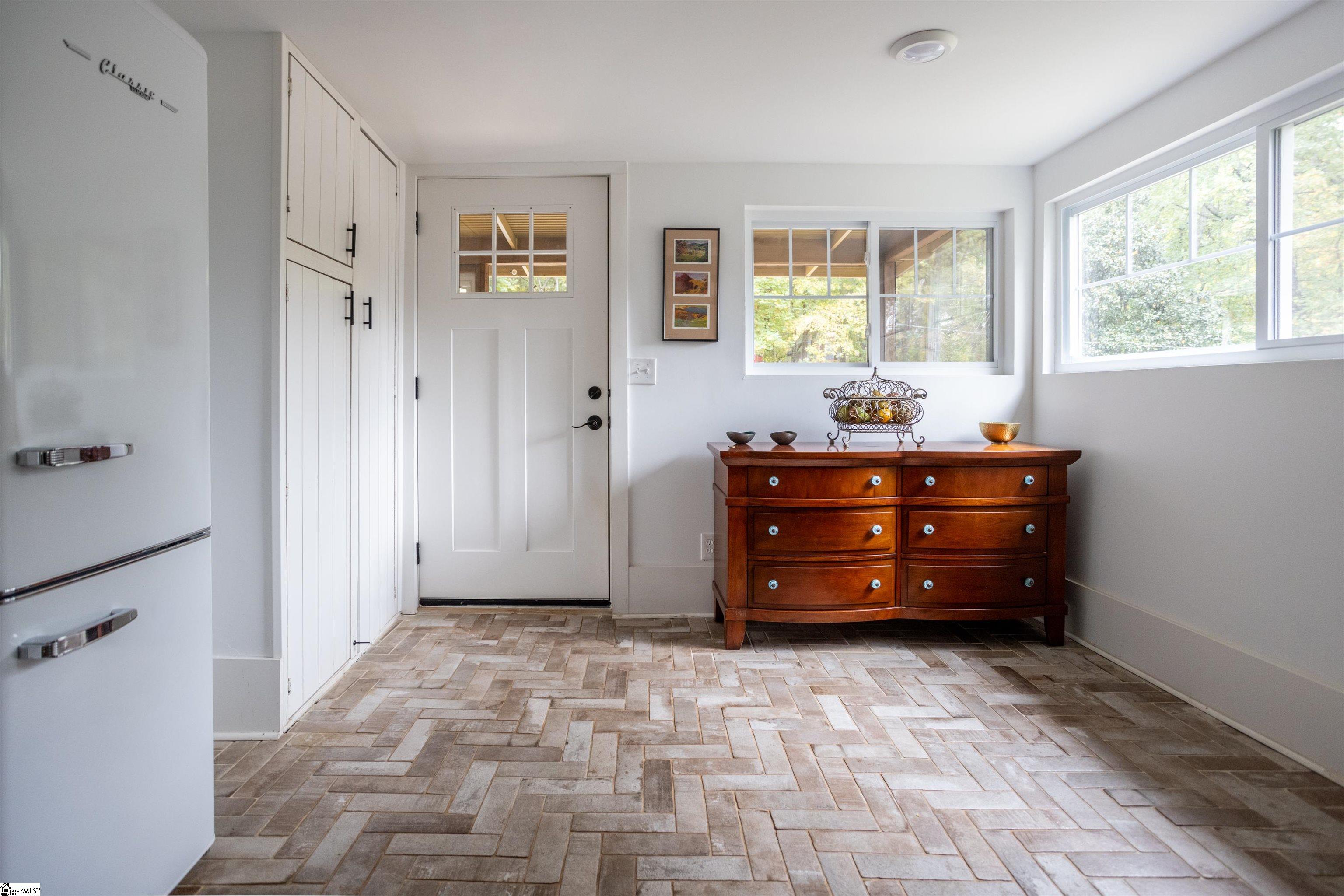 Greenville, South Carolina 29609, United States, 2 Bedrooms Bedrooms, ,2 BathroomsBathrooms,Residential,Contingent,21132