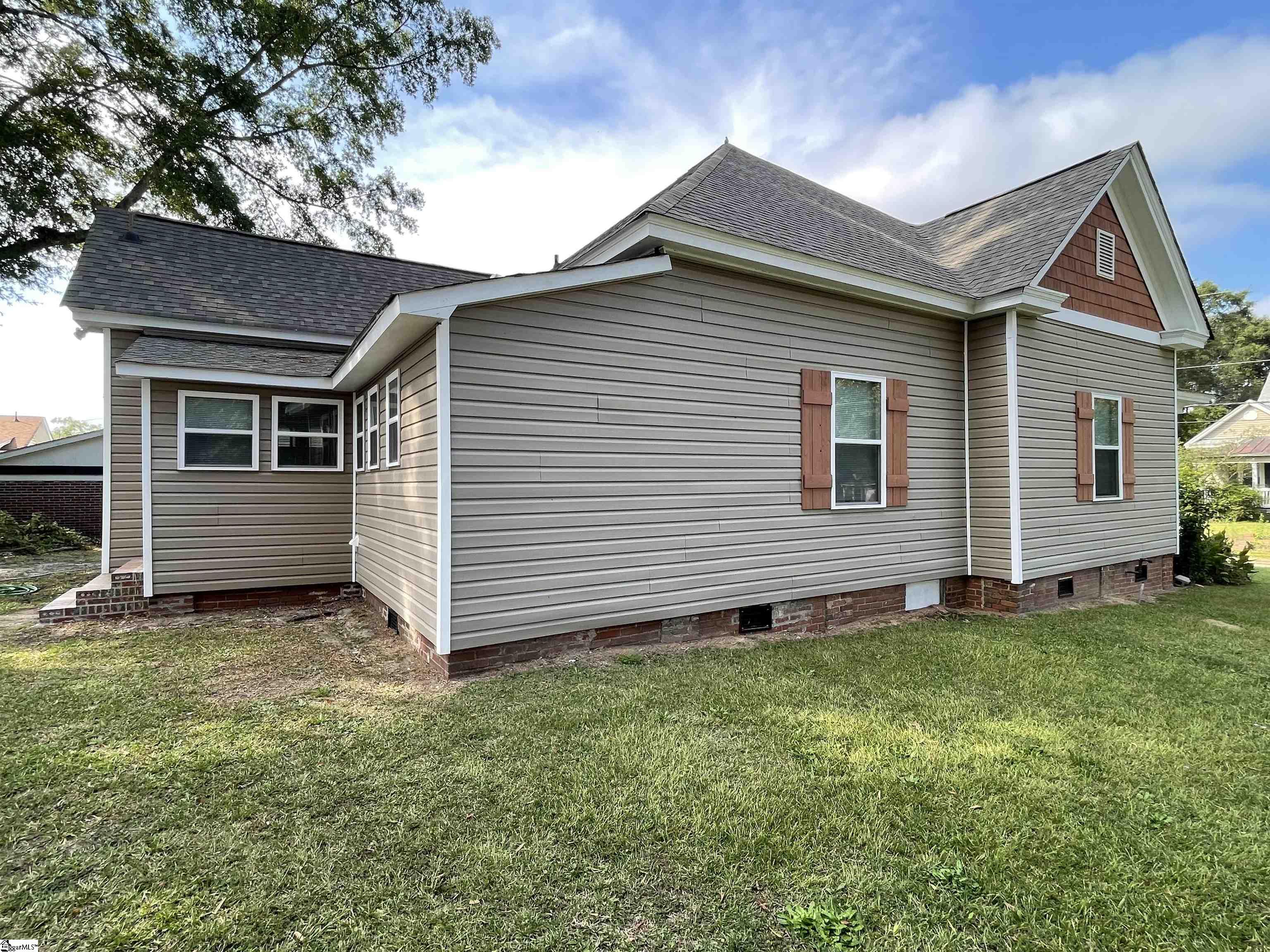 Clinton, South Carolina 29325, United States, 3 Bedrooms Bedrooms, ,3 BathroomsBathrooms,Residential,Contingent,39394