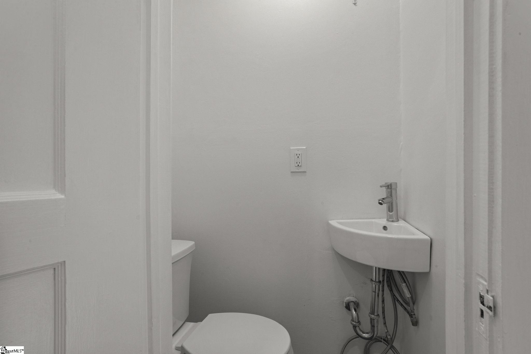 Greenville, South Carolina 29609, United States, 3 Bedrooms Bedrooms, ,2 BathroomsBathrooms,Residential,Contingent,7918